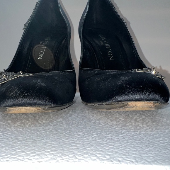 Louis Vuitton - Vintage Logo Monogram Pumps in Patent Leather/Satin/Charms Sz 38 - Picture 14 of 16